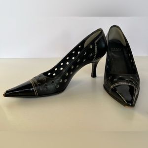 Stuart Weitzman black leather/patent pump, circle cut-outs, wht stitching.  Sz 5